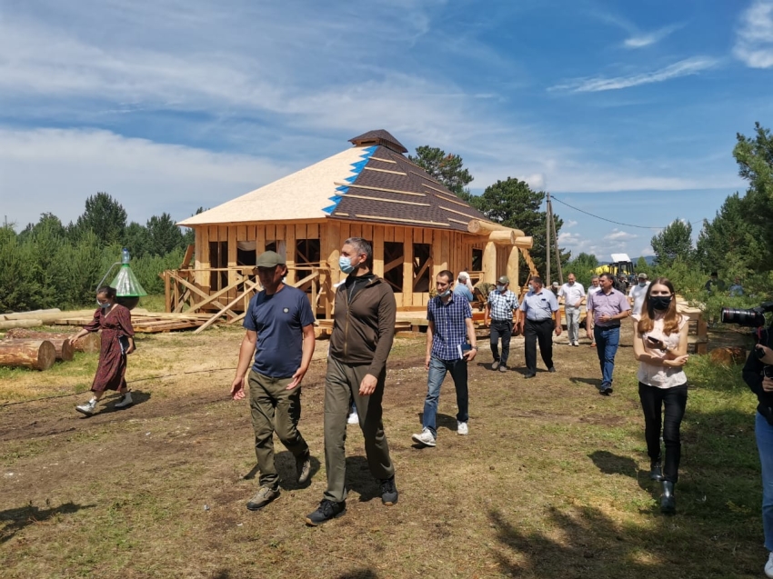Александр Осипов проинспектировал строительство мастерской ручного труда и отдыха TOUZHI в селе Укурик Забайкалья 